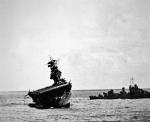  Przechylony na burtę USS „Yorktown” po japońskich nalotach 