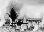 Japoński samolot torpedowy atakuje amerykańskie okręty pod Midway, 4 czerwca 1942 r. 