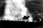 Płonący lotniskowiec „Hiryu” tonie rankiem 5 czerwca 1942 r.