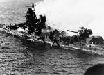 Tonący krążownik „Mikuma” po amerykańskim nalocie, 6 czerwca 1942 r. 2. 
