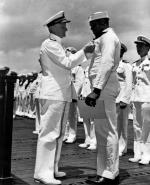 Adm. Nimitz dekoruje lotników marynarki   
