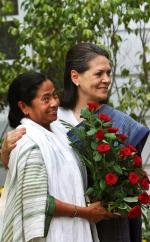 Mamata Banerjee i Sonia Gandhi – „stalowe magnolie” indyjskiej polityki. Koalicja utworzona przez ich partie rządzi w Indiach