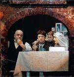 W „Cholonku” jak w życiu: śląska rodzina zbiera się przy stole, by rozmawiać o przeszłości (fot. Teatr Korez)