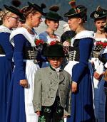 Mieszkańcy Bawarii są szczególnie przywiązani do miejscowych tradycji (na zdjęciu parada z okazji święta strzelców alpejskich) (fot. Matthias Schrader)