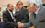 Martin Schulz i Jerzy Buzek (na drugim planie Belg Guy Verhofstadt, przewodniczący grupy liberalnej w PE): różni ich wszystko (fot. OLIVIER HOSLET)