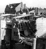 W maju 1937 roku zawalił się dom przy Litewskiej. Dokładnie  widać, w jaki sposób zapadał się do środka