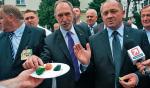 Minister rolnictwa Marek Sawicki (na zdjęciu  po prawej)  po raz kolejny zapewnił,  że polskie warzywa  i owoce są dla konsumentów bezpieczne 