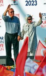 Turcja konsekwentnie  się rozwija pod rządami premiera Recepa Tayyipa Erdogana;  na zdjęciu z żoną Emine Erdogan