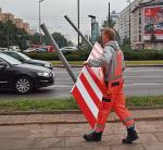 W ustawianie znaków zaangażowane są dziesiątki ludzi