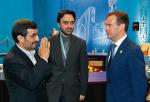 Prezydent Iranu  Mahmud Ahmadineżad (z lewej) i prezydent Rosji Dmitrij Miedwiediew (z prawej) w przerwie obrad szczytu
