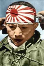 Japoński pilot samobójca przed ostatnim lotem zakłada opaskę hachimaki, 1945 r. 