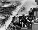 Japoński kamikaze atakuje pancernik USS „Missouri”, maj 1945 r. 