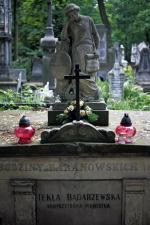 Na grobie Tekli stoi postać trzymająca w ręku „Modlitwę dziewicy” 