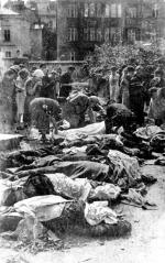 Ciała więźniów zamordowanych przez NKWD we Lwowie w końcu czerwca 1941 roku. Po wkroczeniu Niemców mieszkańcy szukali swych bliskich wśród rozkładających się trupów