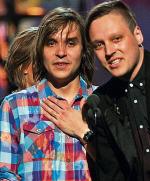 Will Butler  (z lewej)  z bratem.  Od świetnego debiutu  „Funeral”  w 2004 r.  kanadyjska  grupa  Arcade Fire  jest ciągle  w trasie.  Jedna  z najgorętszych dziś kapel  na świecie gra alternatywny pop łączony  z punkiem,  funkiem  i piosenką  francuską