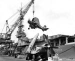 Załadunek myśliwców na pokład USS „Badoeng Strait” w San Diego, przed wyruszeniem do Korei, lipiec 1950 r. 