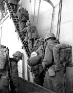 Ewakuacja z Hungnam – marines wchodzą na pokład transportowca   