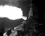  Lekki krążownik USS „Manchester” prowadzi nocny ostrzał   
