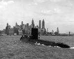 USS „Nautilus” na tle nowojorskiego Manhattanu, 1957 r.