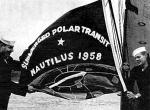 Marynarze z USS „Nautilus” z flagą na cześć rejsu pod biegunem północnym, 1958 r.  