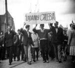 Manifestanci z transparentem „Żądamy chleba”, Poznań, 28 czerwca 1956 r. 