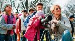 Prezenterka Odeta  Moro-Figurska w ramach kampanii Spring Alive razem  z dziećmi obserwowała wiosną ptaki  w warszawskim parku Skaryszewskim                       