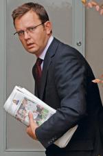 Andy Coulson zlecał włamywanie się do telefonów komórkowych rodzin ofiar zamachów