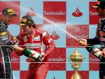 Podium w Silverstone. Od lewej: Sebastian Vettel,  Fernando Alonso i Mark Webber