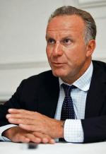 Karl-Heinz Rummenigge ma 56 lat, był jednym z najlepszych piłkarzy lat 80., trzy razy królem strzelców Bundesligi, mistrzem Europy w 1980 r., zdobywcą Złotej Piłki w 1981 r. Od 20 lat jest  we władzach Bayernu Monachium