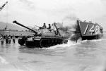 Czołg M49 zjeżdża na ląd z barki desantowej pod Da Nang, kwiecień 1965 r. 