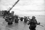Marines lądują pod Chu Lai, 50 km na południe od Da Nang, 7 maja 1965 r.  