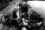 Żołnierze amerykańscy przy rannym partyzancie Wietkongu    