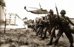 Marines osłaniają ewakuację ambasady USA w Phnom Penh, 1975 r.