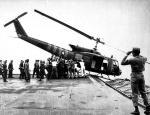 Marynarze USS „Blue Ridge” zrzucają do morza helikopter, który przywiózł uchodźców, 1975 r.