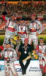 ≥Potęgę polskiego żużla prezentują na podium (na górze od lewej):  Piotr Protasiewicz, Jarosław Hampel, Tomasz Gollob, (na dole od lewej): Janusz Kołodziej, trener Marek Cieślak i Krzysztof Kasprzak