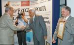 Rok 2006. Jerzy Buzek gratuluje wyróżnienia Adamowi Fudalemu, prezydentowi Rybnika. Z prawej Grzegorz Gauden, redaktor naczelny „Rz”