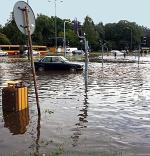 Po burzy  w Łodzi  w wielu miejscach samochody utknęły  w rozlewiskach