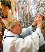 W 2005 roku Kardynał Świątek uwieńczył koroną papieską cudowny obraz Najświętszej Marii Panny Kongregackiej w Grodnie, fot. Marcin Smialowski 