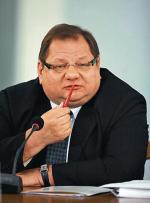 Ryszard Kalisz (SLD), szef komisji śledczej, przygotował raport obciążający liderów PiS