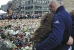 W Oslo ofiary tragicznego zamachu uczczono wczoraj minutą ciszy. Przed katedrą przechodnie kładli kwiaty i palili znicze
