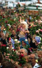 W poniedziałek przed ratuszem w Oslo przeszedł „marsz róż”. fot. Emilio Morenatti