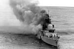 Niszczyciel HMS „Sheffield” płonie po trafieniu argentyńską rakietą, 4 maja 1982 r. 