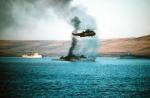 HMS „Antelope” tonie pod San Carlos 24 maja 1982 r. (fot. Rex Features/JOHN W. JOCKEL/East News)