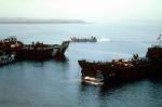 Brytyjskie okręty desantowe podczas lądowania pod San Carlos (fot. (fot. Rex Features/JOHN W. JOCKEL/East News)