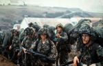 Brytyjscy żołnierze piechoty morskiej walczacy na Falklandach  (fot. Rex Features/JOHN W. JOCKEL/East News) 
