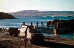  Brytyjskie pojazdy wojskowe na brzegu zatoki San Carlos  (fot. Rex Features/JOHN W. JOCKEL/East News) 