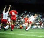 Zbigniew Boniek (z prawej) cieszy się po strzeleniu gola w meczu z Belgią na mistrzostwach świata w Hiszpanii w 1982 r.