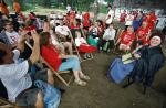 Kajakarze na plaży na leżaczkach, odpoczywając, słuchali opowieści łączniczki Aliny Janowskiej.