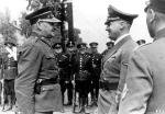 Hans Frank przyjmuje meldunek komendanta policji granatowej  w Tarnowie, 1940 r.