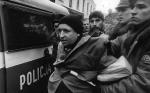 Andrzej Lepper wkroczył do wielkiej polityki z protestów i blokad. Na zdjęciu zatrzymany po demonstracji przed Sejmem w 1993 r.